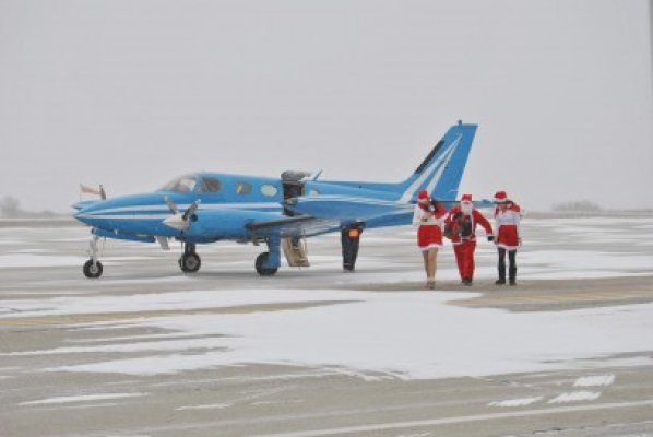 Moş Crăciun a ajuns cu avionul pe Aeroportul Kogălniceanu!